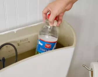 Đặt chai nhựa vào bể chứa nước bồn cầu có tác dụng gì?