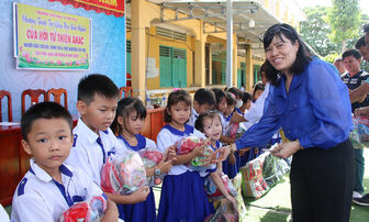 Trao 240 suất quà “Tiếp sức đến trường” cho học sinh xã Tân Phú