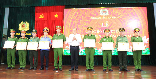 Chủ tịch UBND tỉnh An Giang "thưởng nóng" lực lượng khám phá nhanh vụ án xảy ra tại khu vực biên giới