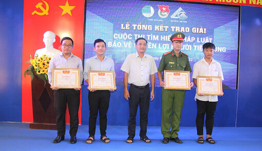 Trao giải 2 Cuộc thi tìm hiểu pháp luật về bảo vệ quyền lợi người tiêu dùng và sáng tác video clip tuyên truyền tiết kiệm điện