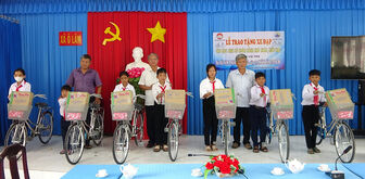 Thêm 20 xe đạp cho học sinh Khmer huyện Tri Tôn
