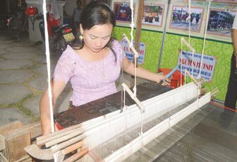 Phát triển nghề dệt thổ cẩm Khmer Văn Giáo