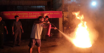 Thực tập phương án chữa cháy và cứu nạn cứu hộ tại Tổ Liên gia an toàn phòng cháy chữa cháy tại phường Mỹ Bình