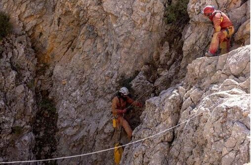 Cuộc đua giải cứu nhà thám hiểm người Mỹ mắc kẹt dưới hang động sâu hơn 1.000m