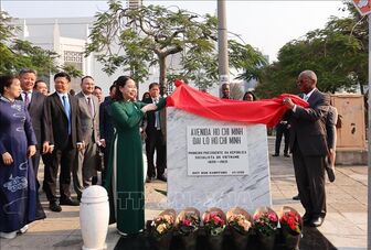 Phó Chủ tịch nước Võ Thị Ánh Xuân dự lễ khai trương biển tên mới và dâng hoa tại Đại lộ Hồ Chí Minh