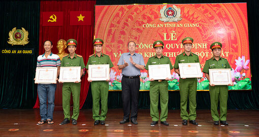 An Giang: Khen thưởng đột xuất thành tích cứu người và bắt nhanh đối tượng ném bé trai xuống sông