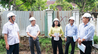 Phó Chủ tịch UBND tỉnh An Giang Lê Văn Phước kiểm tra các công trình trọng điểm ở TP. Long Xuyên