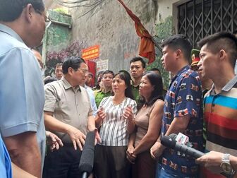 Thủ tướng thị sát hiện trường vụ cháy chung cư mini tại Hà Nội