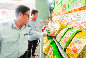 Kiểm tra an toàn vệ sinh thực phẩm dịp Tết Trung thu ở Châu Phú