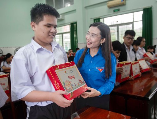 Bí thư Ban Chấp hành Trung ương Đoàn, Chủ tịch Hội đồng Đội Trung ương Nguyễn Phạm Duy Trang thăm và tặng quà Trung thu thiếu nhi Trường Trẻ em khuyết tật An Giang