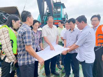 Chủ tịch UBND tỉnh An Giang Nguyễn Thanh Bình khảo sát tình hình khai thác khoáng sản cát sông