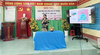Nhân viên thư viện huyện Tri Tôn trổ tài giới thiệu sách