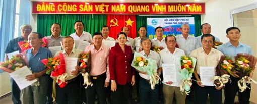 Hội Liên hiệp Phụ nữ TP. Châu Đốc kết nạp 24 hội viên danh dự