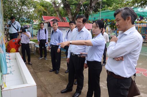 Phó Chủ tịch UBND tỉnh An Giang Lê Văn Phước kiểm tra công tác phòng, chống dịch sốt xuất huyết, tay - chân - miệng ở huyện An Phú