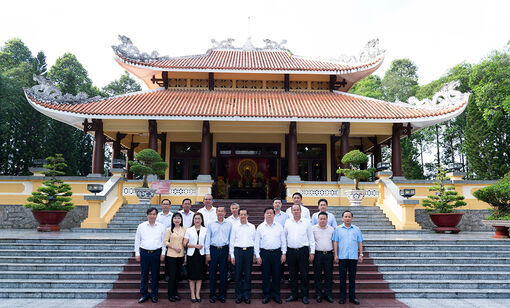 Bí thư Trung ương Đảng, Trưởng ban Tuyên giáo Trung ương Nguyễn Trọng Nghĩa viếng, dâng hoa, dâng hương tại đền thờ Chủ tịch Tôn Đức Thắng