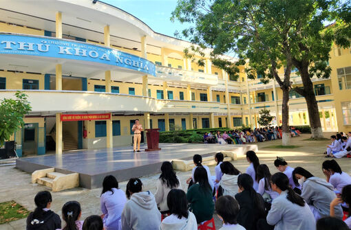 Đội Cảnh sát giao thông trật tự Công an TP. Châu Đốc tuyên truyền pháp luật về an toàn giao thông