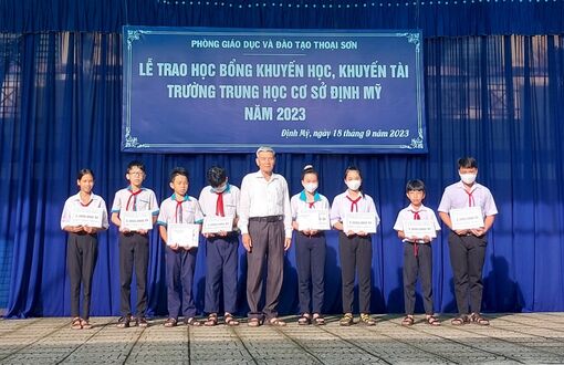 Quỹ Khuyến học - Khuyến tài Trường THCS Định Mỹ trao 58 suất học bổng cho học sinh vượt khó học giỏi