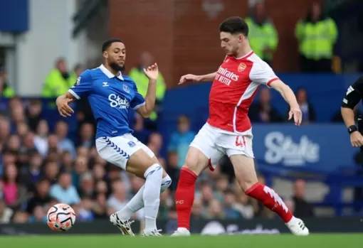 Thắng Everton, Arsenal vào top 4 Ngoại Hạng Anh