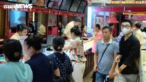 Giá vàng lập đỉnh, nhiều người tranh thủ đi bán chốt lời