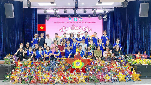 “Kết lồng đèn - Trao yêu thương” đến trẻ em xã Núi Tô