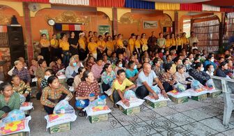 Thêm 450 bà con dân tộc thiểu số Khmer vùng khó khăn ở Tri Tôn được nhận quà