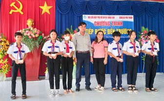 Trao quà “Tiếp bước đến trường” cho học sinh nghèo, cận nghèo ở Phú Thuận