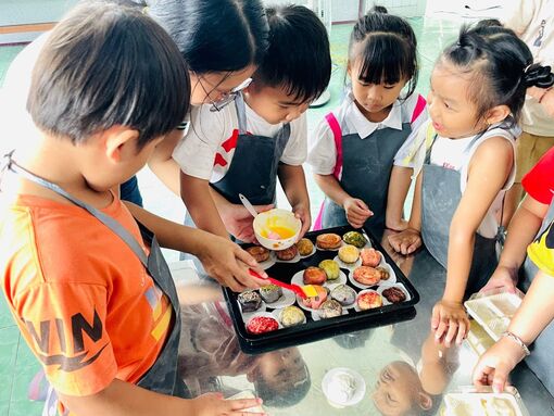 Dạy trẻ làm lồng đèn và bánh trung thu