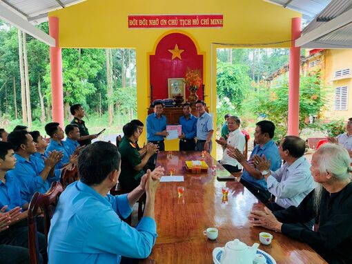 Động viên Đội K93 đang tìm kiếm, cất bốc hài cốt liệt sĩ vùng Bảy Núi
