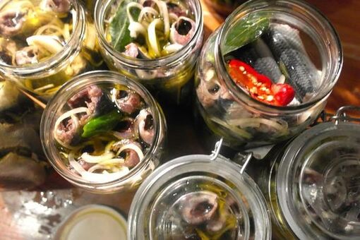 Pháp: 15 người chết và nhập viện nghi ngờ do cá mòi 'nhà làm'