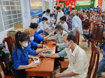 Khám bệnh và tặng quà 200 gia đình chính sách, hộ dân ở xã Bình Phước Xuân