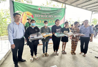 Thêm gần 300 bà con dân tộc thiểu số Khmer và học sinh Tri Tôn được hỗ trợ quà