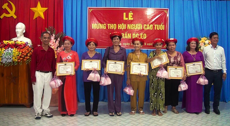 Mừng thọ người cao tuổi ở thị trấn Óc Eo