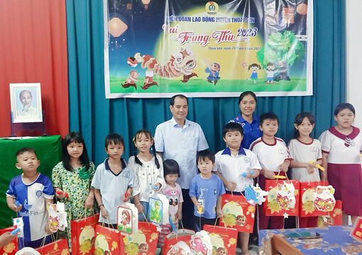 5.000 phần quà cho thiếu nhi là con đoàn viên, người lao động tại huyện Thoại Sơn nhân dịp Tết Trung thu