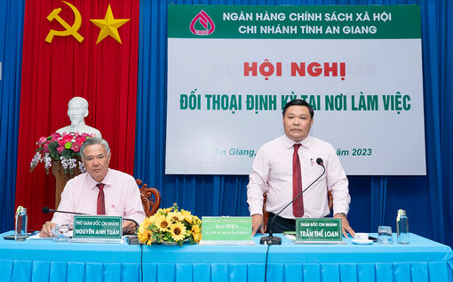 Ban Giám đốc Ngân hàng Chính sách xã hội chi nhánh tỉnh An Giang đối thoại với người lao động tại nơi làm việc