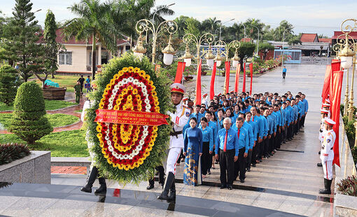 Đoàn đại biểu dự Đại hội Công đoàn tỉnh An Giang viếng Nghĩa trang Liệt sĩ tỉnh và báo công với Chủ tịch Tôn Đức Thắng