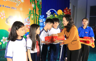 Hơn 200 trẻ em TP. Long Xuyên có hoàn cảnh khó khăn nhận quà vui Trung thu