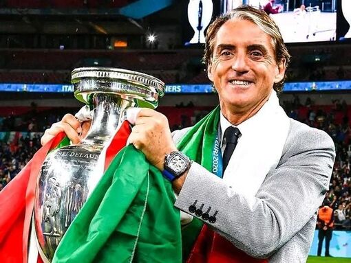 LĐBĐ Italy xem xét đưa HLV Mancini ra tòa