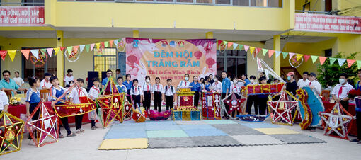 800 thiếu nhi thị trấn Vĩnh Bình vui Tết Trung thu