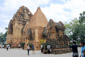Tháp Chăm hơn nghìn năm tuổi trang trí đá và gốm, ai tới Nha Trang cũng phải ghé