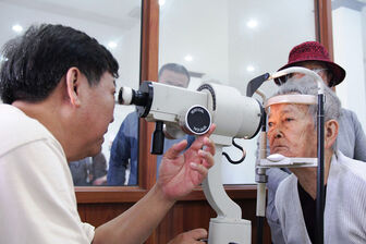 Các bệnh về mắt ở người cao tuổi