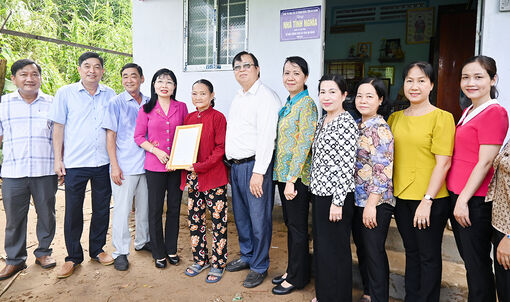 An Giang: Khối Thi đua các cơ quan Đảng cấp tỉnh trao tặng nhà Tình nghĩa cho gia đình liệt sĩ