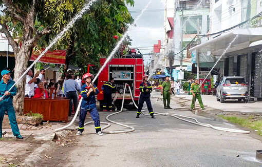 Diễn tập phòng cháy, chữa cháy tại khu dân cư chợ Vịnh Tre