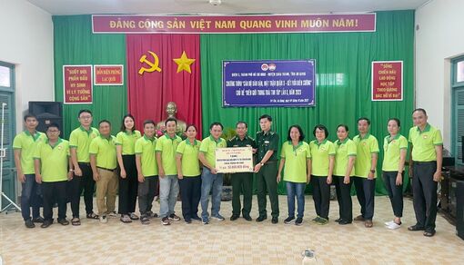 Cán bộ dân vận, mặt trận quận 3 kết nối biên cương tại xã Lạc Quới