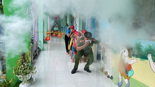 Tuyên truyền, trải nghiệm giả định và hướng dẫn kỹ năng xử lý khi xảy ra cháy tại Trường Mẫu giáo Hướng Dương