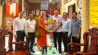 Phó Bí thư Thường trực Thị ủy Tịnh Biên Bùi Thiện Tâm chúc mừng Lễ Sene Dolta của đồng bào dân tộc thiểu số Khmer