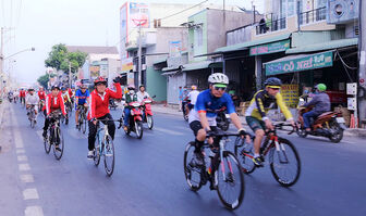 Thị trấn Cái Dầu phát triển phong trào đạp xe rèn luyện sức khỏe