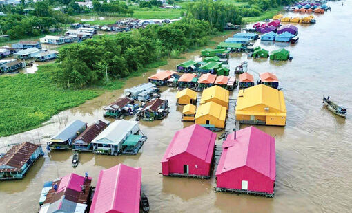 Đặc sắc làng bè soi bóng bên sông