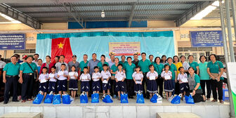 Đảng ủy phường Nguyễn Cư Trinh về nguồn tặng, quà học sinh, các hộ gia đình nghèo, khó khăn An Giang
