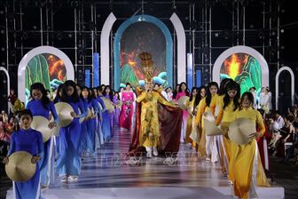 Chương trình biểu diễn nghệ thuật 'Đêm hội áo dài Việt Nam 2023'