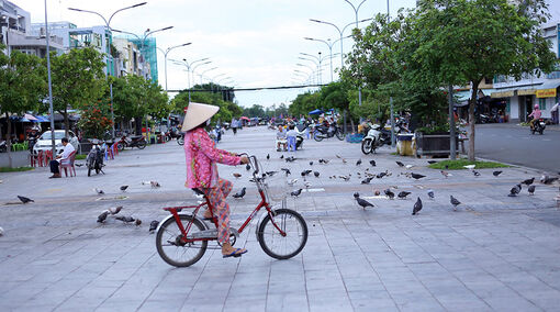 Long Xuyên thức giấc